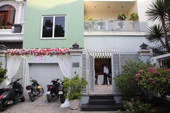 Vốn kín tiếng trong cuộc sống riêng tư nên ít ai biết Lam Trường đang là chủ nhân của một khối tài sản thuộc dạng "khủng". Anh có một căn biệt thự 3 tầng khang trang trên một con đường đẹp của quận Tân Bình, TP HCM. Ảnh: ĐSPL