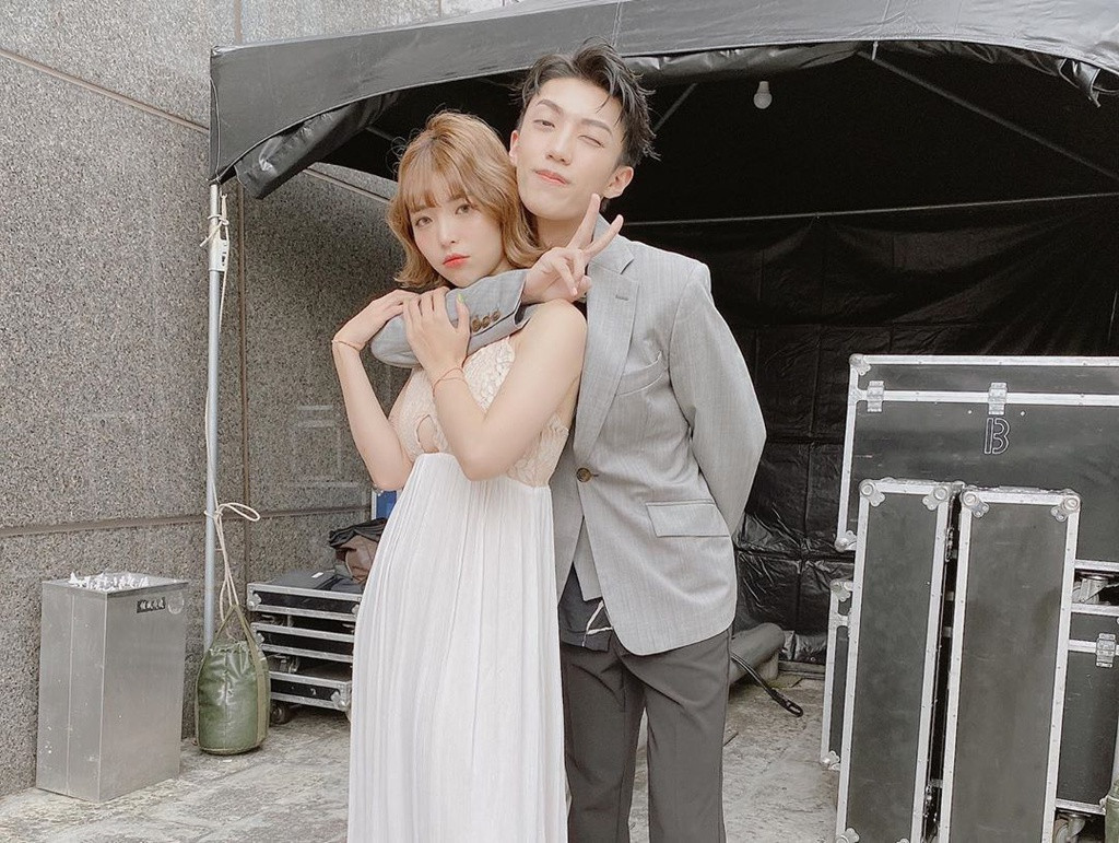 Cô nàng còn bị dân mạng kêu gọi report trang cá nhân sau khi chia sẻ hình ảnh tham dự tiệc tùng với nhiều người mà không đeo khẩu trang trong thời gian tự cách ly khi trở về từ vùng dịch Hàn Quốc. Ảnh: nanaciaociao.