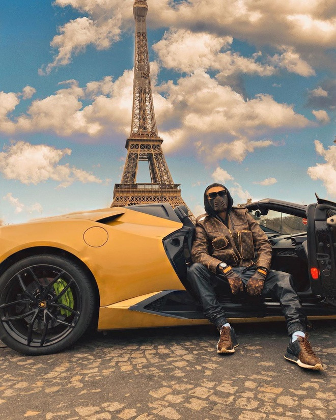 Trong khi đó, trên Hội con nhà giàu Internet, chàng trai đến từ Kazakhstan thu hút sự chú ý khi mặc nguyên cây Louis Vuitton bao gồm cả khẩu trang tạo dáng bên siêu xe. Ảnh: @tair_marassulov.