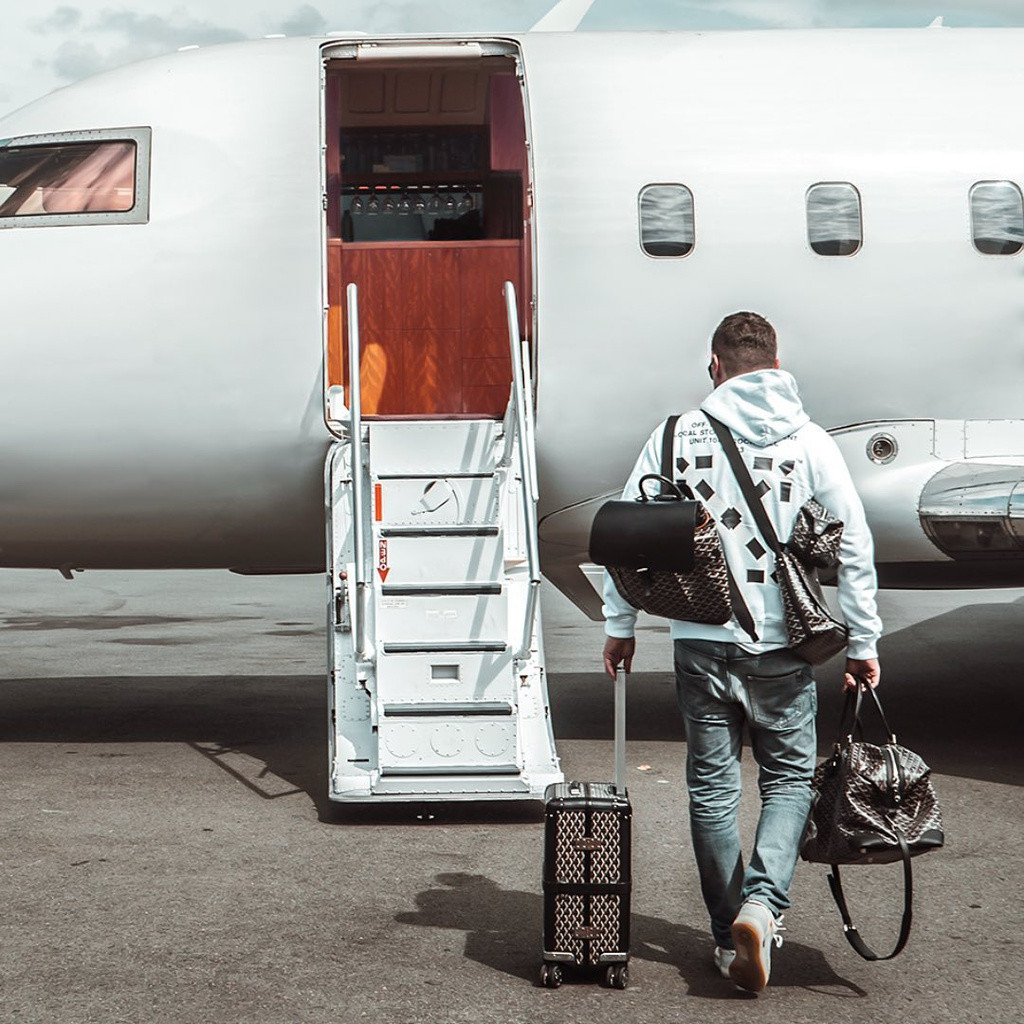 Không ít người bị "chỉ trích" vì khoe ảnh tham dự sự kiện, tổ chức tiệc tùng trong thời gian được yêu cầu cách ly. Ảnh: richkidoflondon.