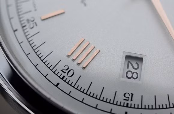 Trên mặt quay số chữ La Mã của thương hiệu, Rolex vẫn sử dụng IIII thay vì IV. IIII được biết đến như bốn người thợ đồng hồ, mang tính thẩm mỹ và cân bằng đối xứng trực quan.