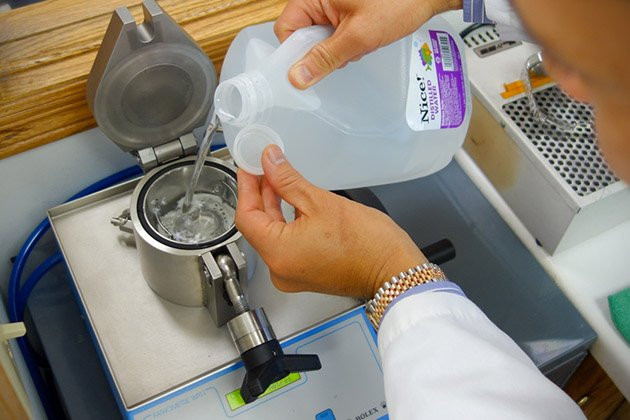 Mỗi chiếc đồng hồ Rolex được đặt trong một buồng áp suất không khí nhạy cảm để xác định xem có rò rỉ khí nào trong vỏ đồng hồ hay không. Nếu cảm biến quang học cấp y tế tìm thấy bất kỳ sự ngưng tụ hoặc sự xâm nhập của nước vào đồng hồ, sản phẩm đó sẽ bị loại bỏ.