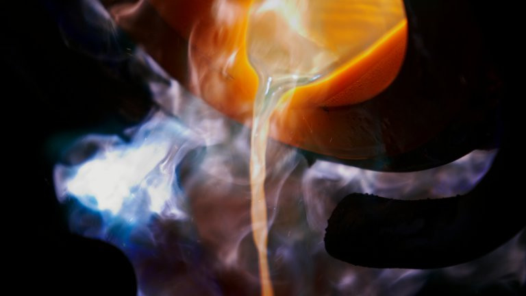 Vì muốn kiểm soát việc sản xuất và gia công vàng của riêng mình, Rolex có hẳn xưởng đúc nội bộ tạo ra chất liệu vàng cho riêng đồng hồ Rolex.