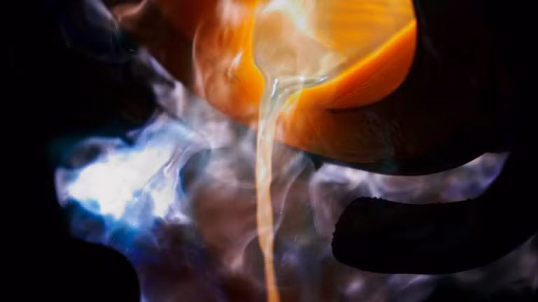 Vì muốn kiểm soát việc sản xuất và gia công vàng của riêng mình, Rolex có hẳn xưởng đúc nội bộ tạo ra chất liệu vàng cho riêng đồng hồ Rolex.