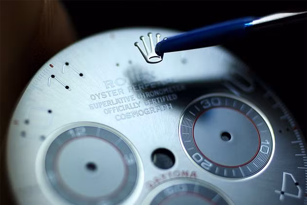 Không phải ngẫu nhiên mà những chiếc đồng hồ Rolex có giá đắt đỏ đến như vậy. Để làm nên một chiếc đồng hồ Rolex phải mất tới hàng năm trời. Và tất cả đều được chế tác hoàn toàn thủ công tại Thụy Sĩ.