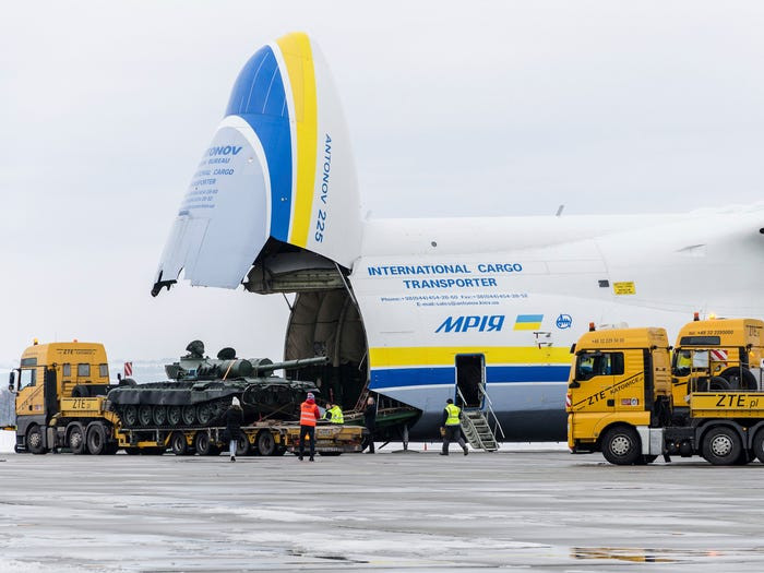 Phần mũi của máy bay có thể mở ra để tải các loại hàng cỡ lớn vào trong.