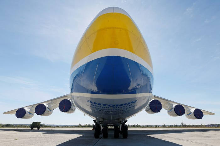 Đôi cánh của máy bay được trang bị đến 6 động cơ, và có thể bay liên tiếp hơn 16.000 km.