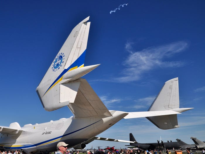 Đuôi máy bay Antonov An-225 Mriya có thiết kế kép.