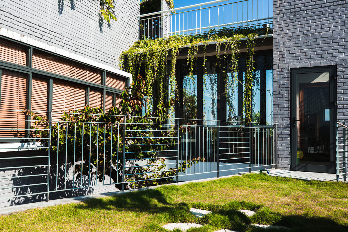 Khoảng sân và giàn cây leo trên mái nhà giúp giảm bớt gió nóng.