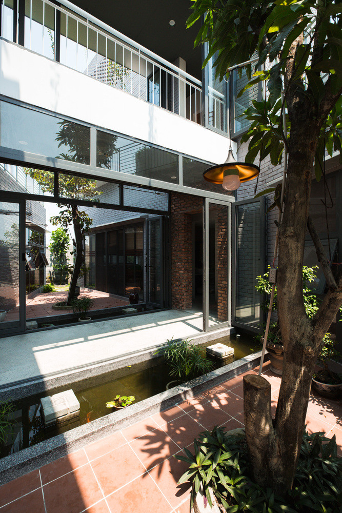 Hồ nước nhỏ trong khuôn viên sân vườn. Nguồn ảnh: Archdaily.