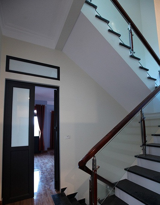 Sảnh hành lang tầng 2 và cầu thang dẫn lên tầng 3 ngập tràn ánh sáng. Ảnh: Vietnamnet.