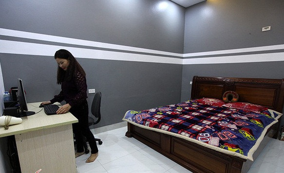 Phòng ngủ của cầu thủ Quang Hải được sơn màu xám chủ đạo. Ảnh: Vietnamnet.