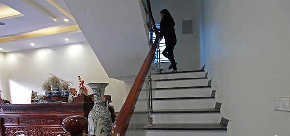 Tay vịn cầu thang được làm bằng gỗ và vách kính trong suốt. Ảnh: Vietnamnet.