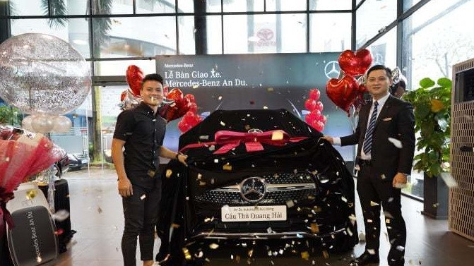 Vào tháng 3 vừa qua, tiền vệ Quang Hải cũng đã tậu xế hộp Mercedes siêu sang có giá trị khoảng 2,4 tỷ đồng. Ảnh: Vietnamnet.