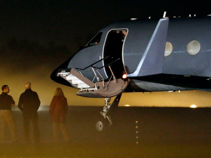 Chế tạo năm 1982, máy bay Gulfstream III phục vụ lần đầu tiên cho Không quân Hoàng gia Đan Mạch. Có lẽ vì thế nên nó được sơn màu xám và nhìn bề ngoài giống máy bay quân sự.