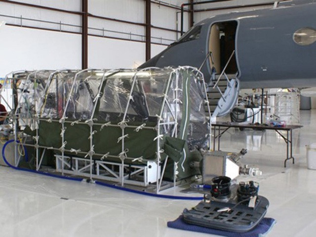 Trên Gulfstream III, mọi biện pháp phòng ngừa đều được áp dụng nghiêm ngặt. Các trang thiết bị bảo hộ cá nhân và mọi vật phẩm trên khoang có khả năng “nhiễm virus” đều bị hủy bỏ sau khi bệnh nhân được chuyển đi.