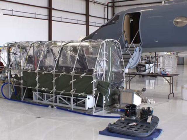 Trên Gulfstream III, mọi biện pháp phòng ngừa đều được áp dụng nghiêm ngặt. Các trang thiết bị bảo hộ cá nhân và mọi vật phẩm trên khoang có khả năng “nhiễm virus” đều bị hủy bỏ sau khi bệnh nhân được chuyển đi.