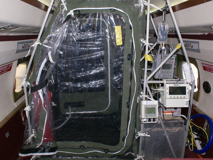 Không khí được bơm vào "buồng ngăn chặn” bằng máy bơm không khí có bộ lọc hiệu quả cao, sau đó được đưa ra khỏi máy bay để ngăn chặn mọi nguy cơ gây ô nhiễm trên khoang.