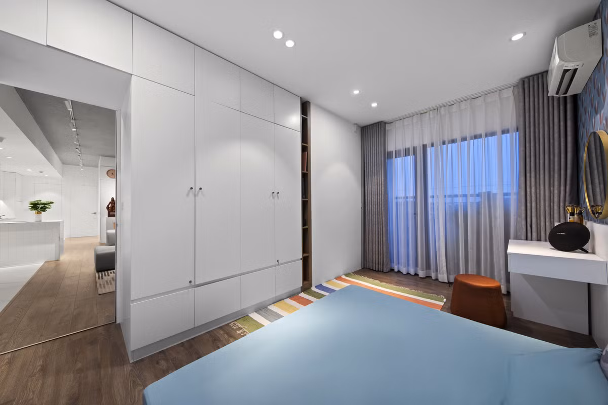 Phòng ngủ không rộng nhưng đảm bảo độ thoáng và tiện nghi. Nguồn ảnh: Trinh Dung. Video: Kiến trúc hiện đại cho ngôi nhà liền kề. Nguồn: VTC1