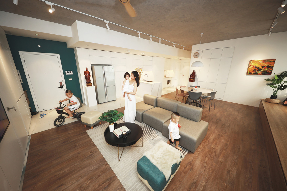 Chủ căn hộ là một gia đình có 3 trẻ nhỏ trong độ tuổi mẫu giáo. Vì vậy, họ cần nhiều không gian cho trẻ em chạy, chơi và khám phá.