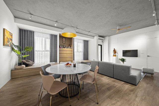 Ngoài ra, kiến trúc sư cũng sử dụng phương án dỡ trần thạch cao, thay bằng trần bê tông kết cấu tăng không gian giúp căn hộ có cảm giác rộng rãi và thông thoáng hơn.