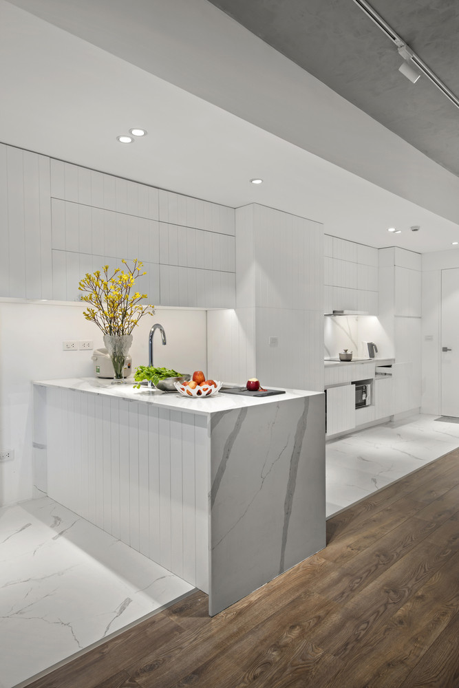 Do đó, giải pháp mà các kiến trúc sư lựa chọn là phá một số tấm phủ tường có sẵn, quy hoạch lại không gian nhằm mang lại sự rộng rãi, thoáng mát và nhiều ánh sáng tự nhiên.