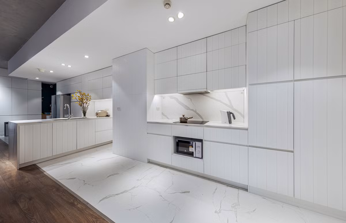 Màu trắng chủ đạo trong khu bếp cũng làm tăng cảm giác rộng rãi.