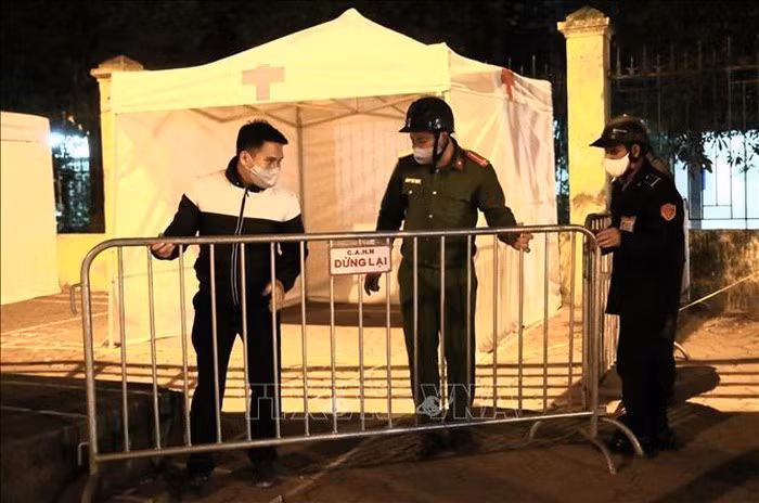 Dich COVID-19: Can canh tram di dong lay mau xet nghiem-Hinh-2