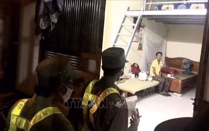 Dich COVID-19: Can canh tram di dong lay mau xet nghiem-Hinh-5