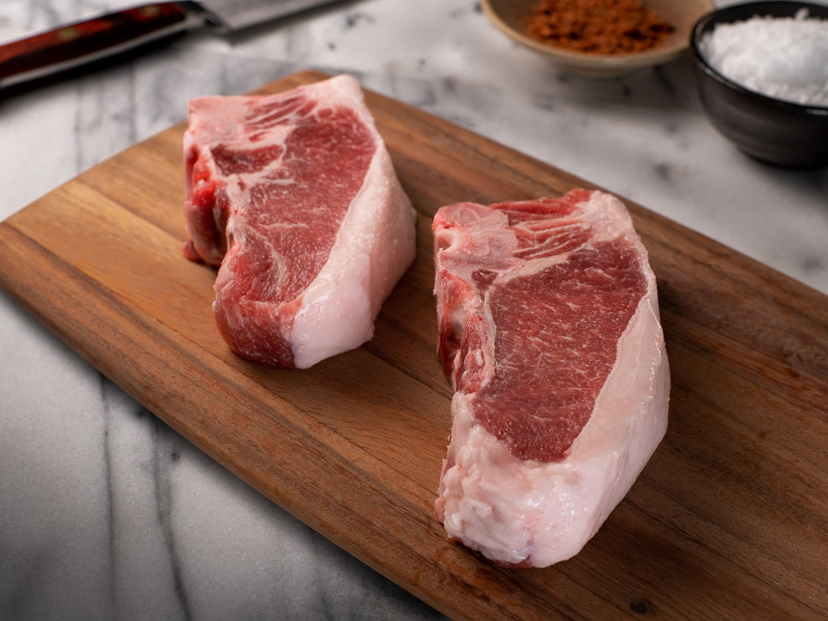 Nhờ việc thường xuyên di chuyển, ăn tự nhiên hạt dẻ sồi mà thịt lợn đen Tây Ban Nha có kết cấu mịn, nhiều vân thớ, cấu trúc thịt chắc, không có nhiều mỡ tích tụ, hương vị thơm ngon đặc biệt. Ảnh: Thitheoiberico.