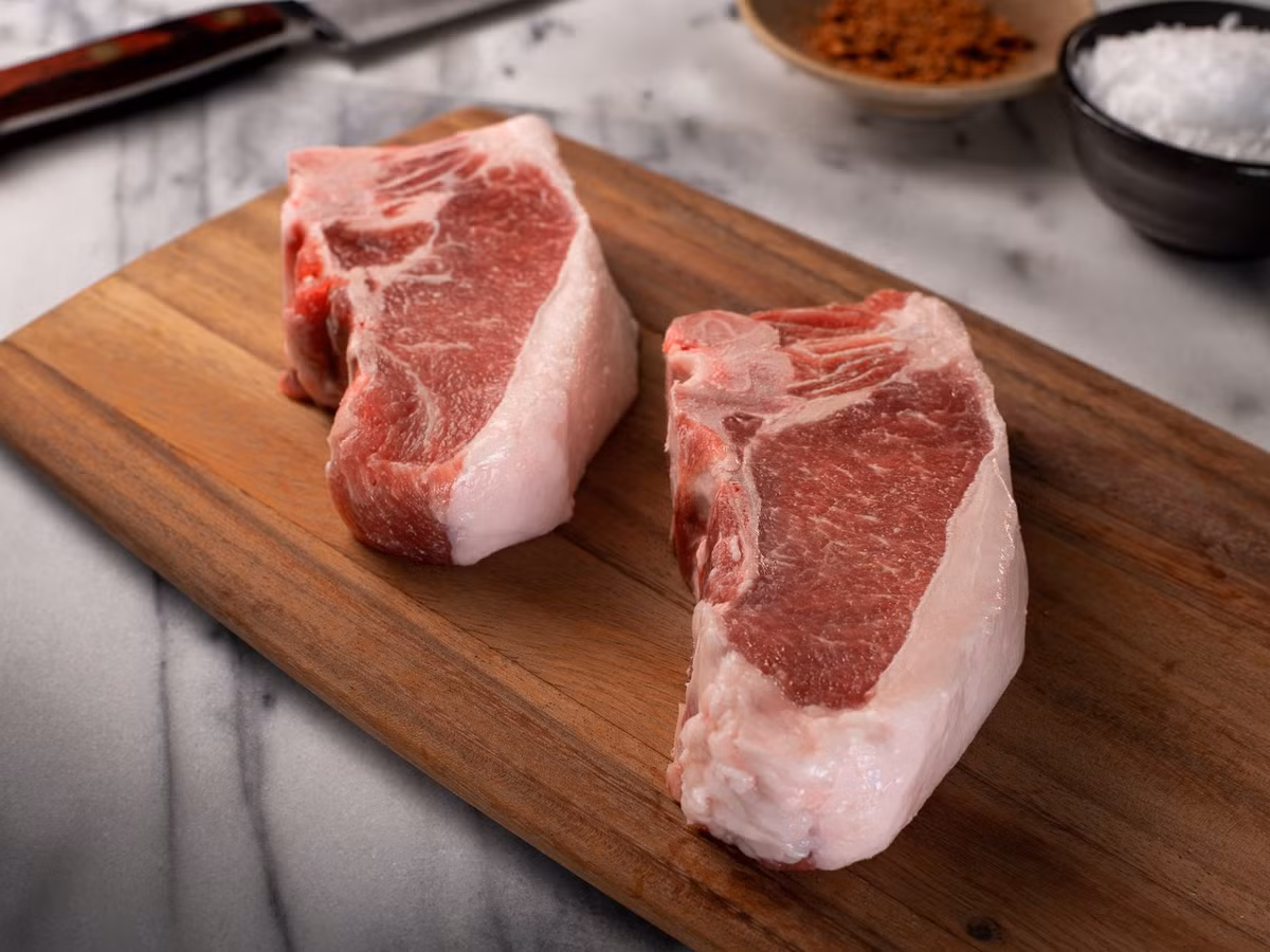 Nhờ việc thường xuyên di chuyển, ăn tự nhiên hạt dẻ sồi mà thịt lợn đen Tây Ban Nha có kết cấu mịn, nhiều vân thớ, cấu trúc thịt chắc, không có nhiều mỡ tích tụ, hương vị thơm ngon đặc biệt. Ảnh: Thitheoiberico.