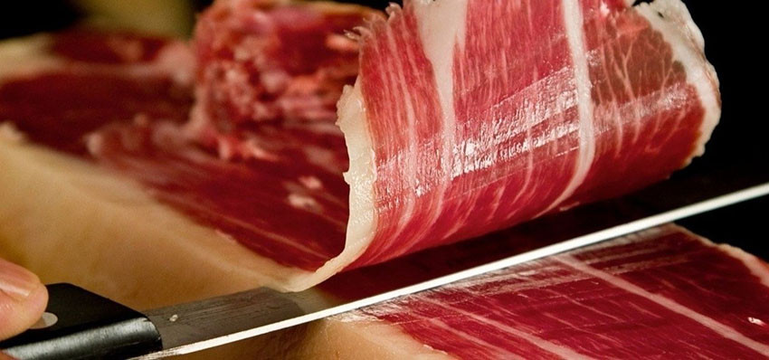 Theo người bán, thịt lợn đen Iberico giá đắt nhưng vẫn hút khách bởi đây là giống lợn quý, chúng được nuôi theo phương pháp đặc biệt. Ảnh: Wineandfood.