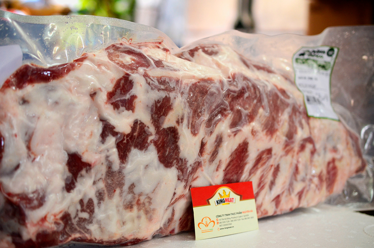 Thịt lợn đen Tây Ban Nha có giá đắt 5-7 so với thịt lợn nội địa. Cụ thể, thịt thăn phi lê lợn đen 1,1 triệu đồng/kg; nạc dăm giá bán 780.000 đồng/kg...Ảnh: Kingmeat.