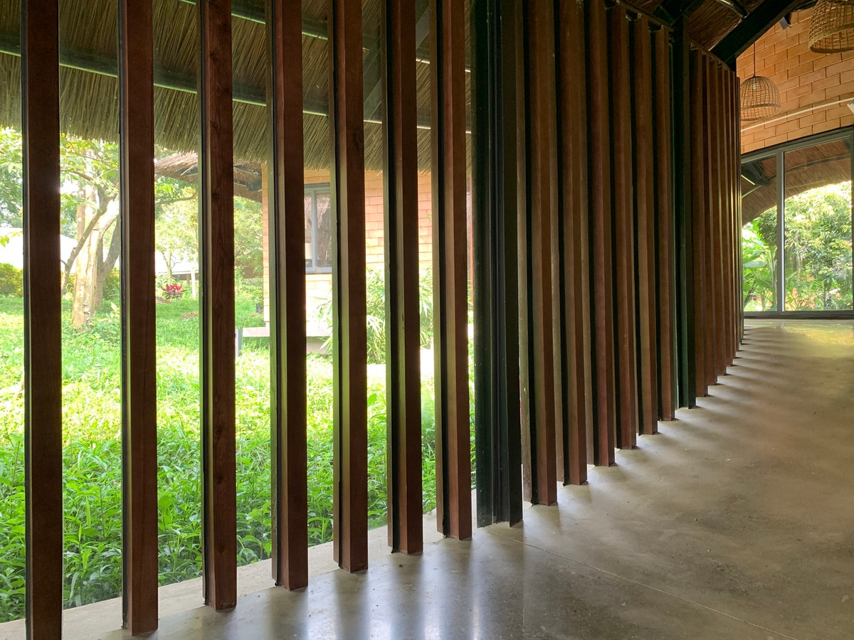 Lối đi rộng và thoáng kết nối các khối nhà riêng biệt.