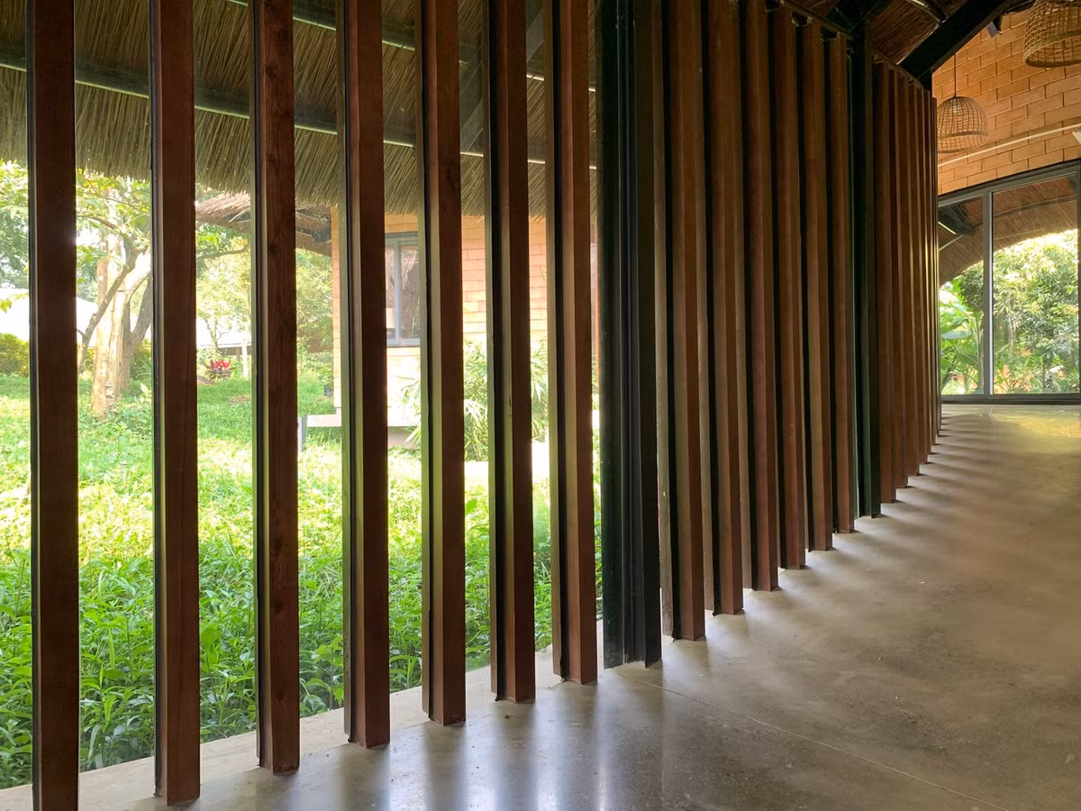 Lối đi rộng và thoáng kết nối các khối nhà riêng biệt.