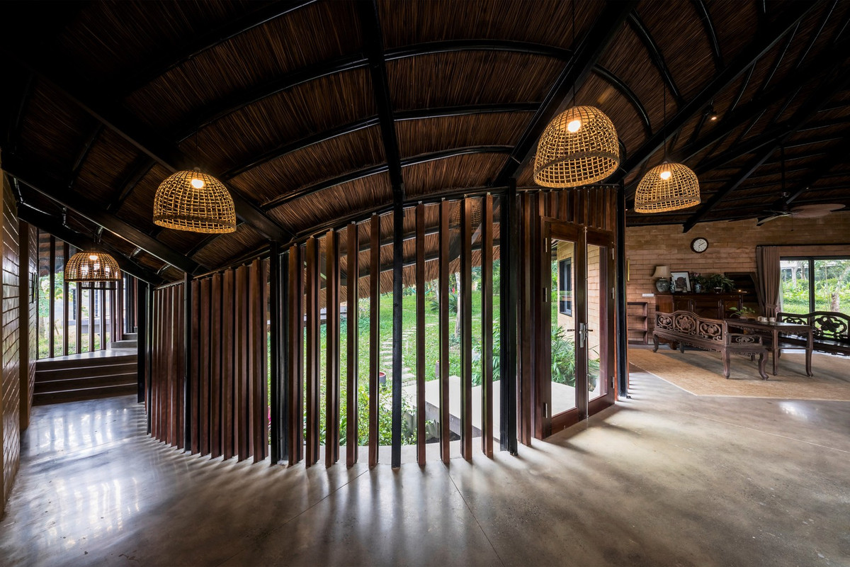 Tầng trệt dốc nhẹ theo thiết kế đất. Nhờ đó, người mẹ có thể đi bộ, tập thể dục thuận tiện trong ngày mưa nắng, đồng thời đảm bảo thoát nước tự nhiên, chống nồm, chống mối hiệu quả.