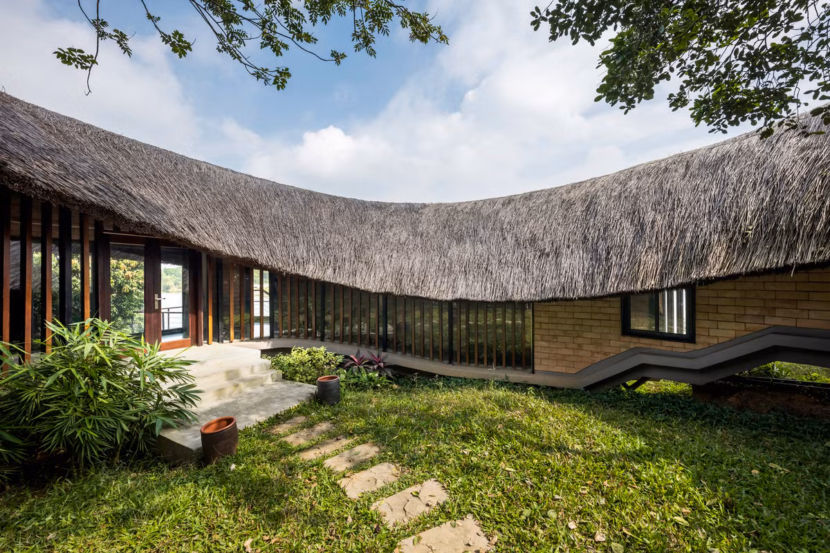 Căn nhà là sự hòa quyện mật thiết giữa con người với nhiên nhiên. Đường mái võng dài gợi liên tưởng đến hình ảnh của người mẹ Việt Nam.
