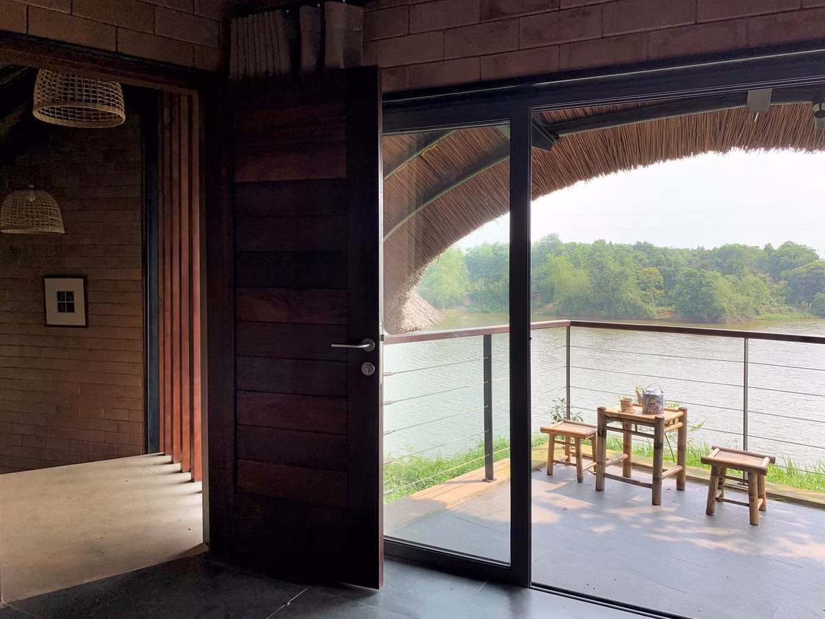 Ban công hướng ra hồ nước, tạo bầu không khí yên bình.