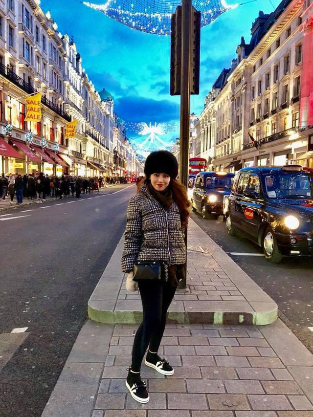 Nữ biên tập viên từng tiết lộ: "Thời trang là sở thích của tôi, vì thế, bất luận lúc ăn, nghỉ, lướt Facebook hay khi thấy ai đó mặc đồ đẹp, tôi đều quan tâm".