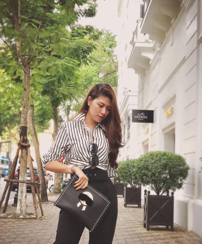 Trên VTV, MC Ngọc Trinh từng tiết lộ món đồ hiệu cao cấp đầu tiên cô tự bỏ tiền mua là chiếc túi Louis Vuitton năm 21 tuổi. Nguồn ảnh: FBNV.