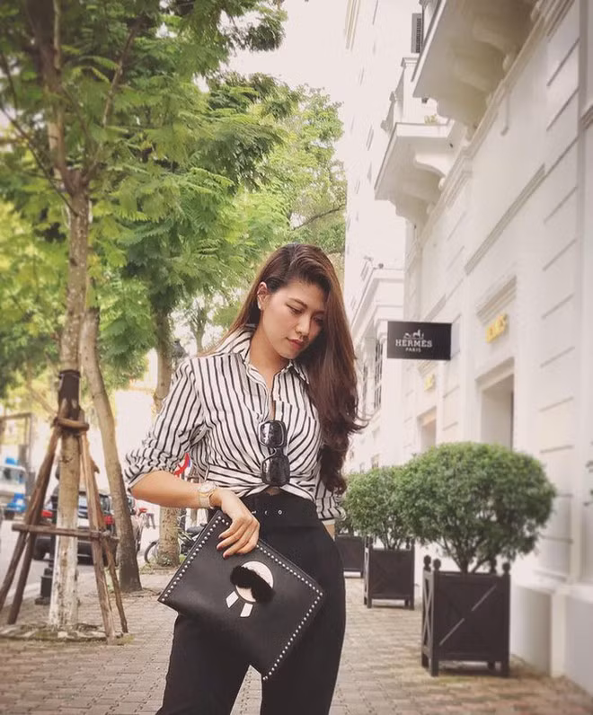 Trên VTV, MC Ngọc Trinh từng tiết lộ món đồ hiệu cao cấp đầu tiên cô tự bỏ tiền mua là chiếc túi Louis Vuitton năm 21 tuổi. Nguồn ảnh: FBNV.