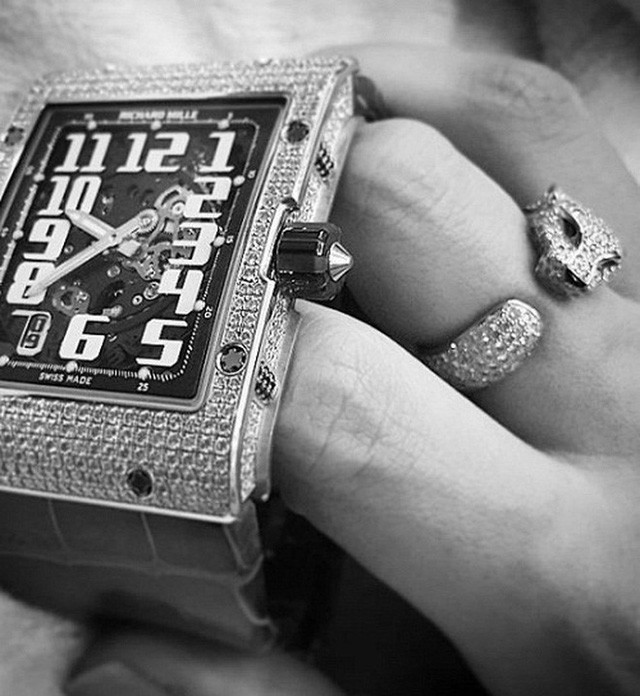 Được biết, những chiếc đồng hồ Richard Mille đều được làm từ chất liệu quý giá, đắt tiền như vàng trắng, kim cương, đá quý, titan…
