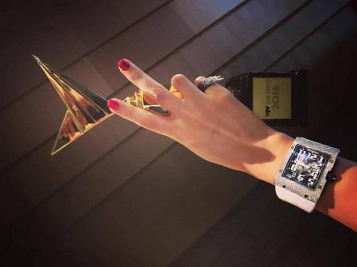 BTV Ngọc Trinh còn sở hữu vài chiếc đồng hồ giá trị tiền tỷ. Trong đó có bức ảnh người đẹp chụp cùng chiếc đồng hồ đắt tiền từ thương hiệu Richard Mille.