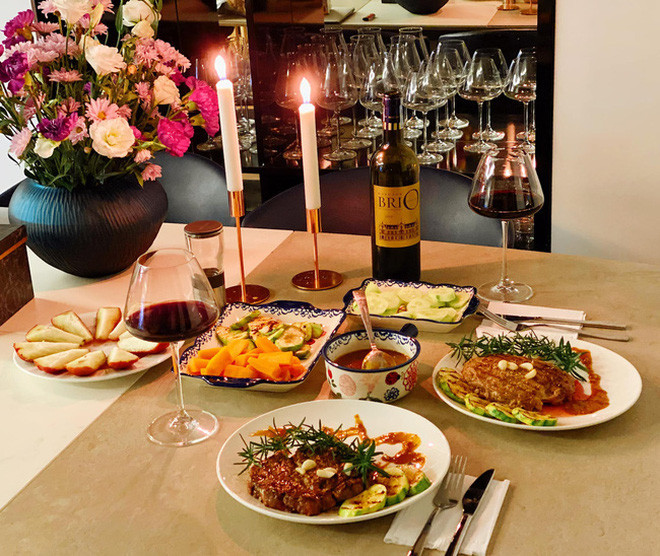 Nhân dịp 8/3, Shark Hưng cũng đích thân vào bếp làm một bữa tối có bò bít tết cùng salad và rượu vang đúng chuẩn phong cách Âu tặng vợ.