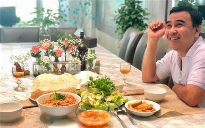 Đảm nhận cùng lúc nhiều vai trò trong showbiz Việt, Quyền Linh có rất ít thời gian bên gia đình. Để "chuộc lỗi", nam MC thường chọn cách tự mình vào bếp và trổ tài.