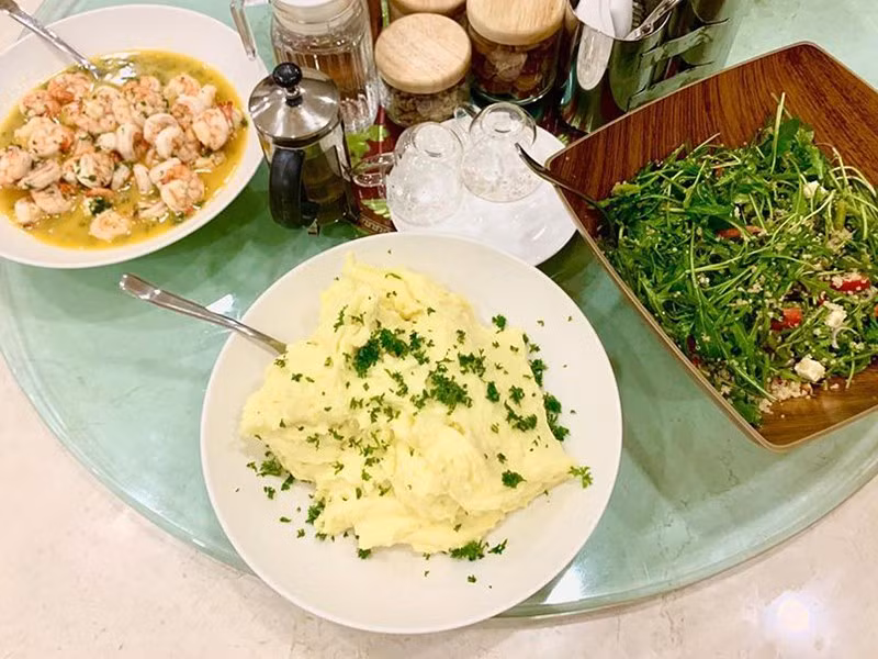 Mới đây, chồng của nàng siêu mẫu còn tự tay chuẩn bị bữa ăn mang phong cách Tây cho vợ.