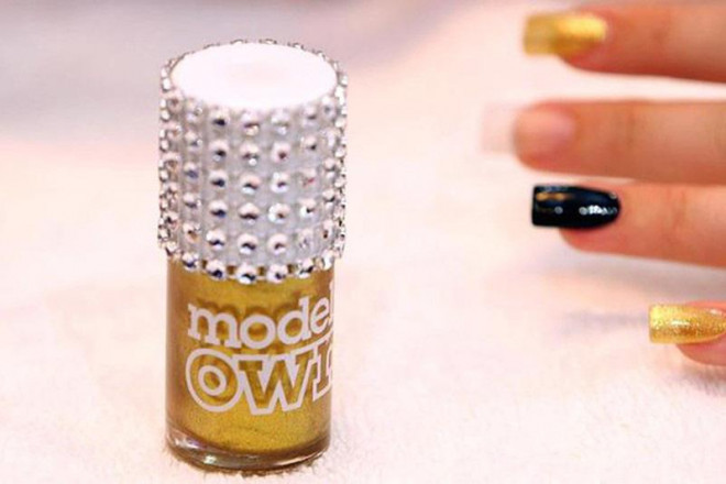 Sơn móng tay vàng Gold Rush Couture là sản phẩm sáng tạo của Models Own. Mỗi lọ chứa vô số vảy vàng 24 carat. Thậm chí, lọ đựng cũng được thiết kế thủ công và khảm 1.118 viên kim cương.