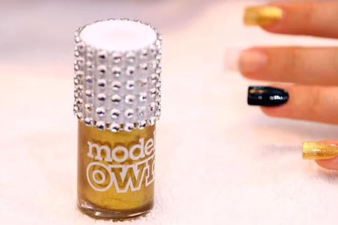 Sơn móng tay vàng Gold Rush Couture là sản phẩm sáng tạo của Models Own. Mỗi lọ chứa vô số vảy vàng 24 carat. Thậm chí, lọ đựng cũng được thiết kế thủ công và khảm 1.118 viên kim cương.