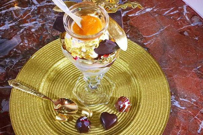 Món tráng miệng phủ vàng 23 carat này được phục vụ tại nhà hàng sang chảnh Serendipity 3 tại thành phố New York (Mỹ) với giá 350 USD. Thực khách thưởng thức món ăn bằng muỗng vàng 18 carat.