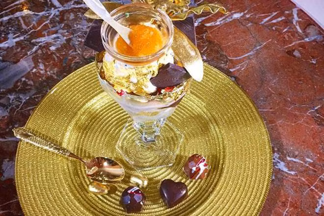 Món tráng miệng phủ vàng 23 carat này được phục vụ tại nhà hàng sang chảnh Serendipity 3 tại thành phố New York (Mỹ) với giá 350 USD. Thực khách thưởng thức món ăn bằng muỗng vàng 18 carat.